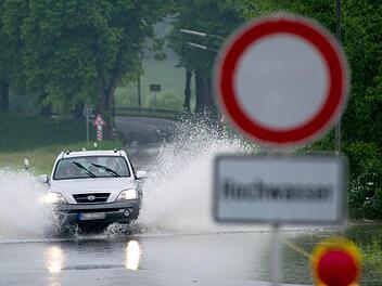 In weiten Teilen Deutschland herrscht Hochwasser. In fast ganz Franken gibt es vom deutschen Wetterdienst eine Unwettermeldung wegen Dauer- und Starkregen. Symbolfoto: Uwe Zucchi/dpa
