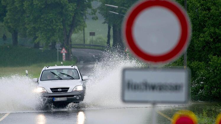 In weiten Teilen Deutschland herrscht Hochwasser. In fast ganz Franken gibt es vom deutschen Wetterdienst eine Unwettermeldung wegen Dauer- und Starkregen. Symbolfoto: Uwe Zucchi/dpa