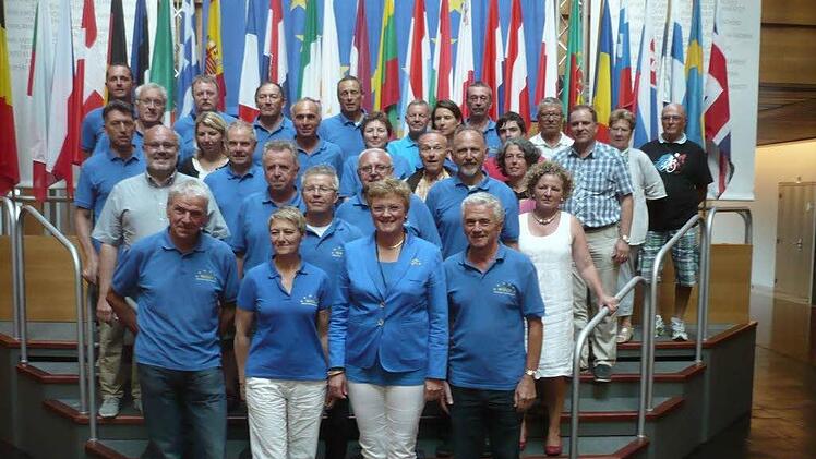 Nahaufnahme auf den Stufen des Europarlaments mit (vorne 2. v.r.) MdEU Monika Holmeier, (2. Reihe links) Bürgermeister Franz Kuhn und in der Mitte sein Vorgänger Siegfried Erhard.