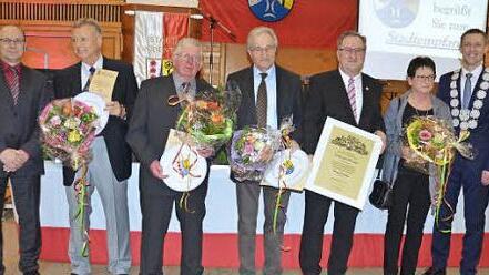 Besondere Verdienste um das Wohl der Stadt wurden beim Neujahrsempfang gewürdigt (von links): Zweiter Bürgermeister Thomas Lesch, Arnold Fehn, Reinhard Barthel, Reinhard Flohrschütz (alle drei Ehrenteller), Zweiter Bürgermeister Gerd Mücke (Bürgermedaille) Karla Mücke und Bürgermeister Marco Steiner. Fotos: Rainer Lutz