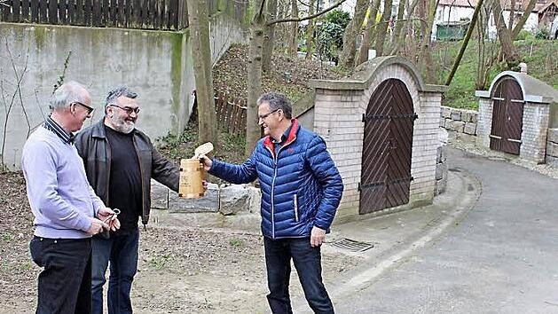 Die herrliche Kelleranlage inmitten der Ortschaft wurde in Zusammenarbeit von Gemeinde, Felsenkeller-freunden und Dorferneuerung saniert. Reinhold Teufel (rechts) l&auml;dt gerne zu einem k&uuml;hlen Schluck ein. Im Bild mit Detlev Knapp (links) und Alfred Freudenthaler  Foto: Evi Seeger