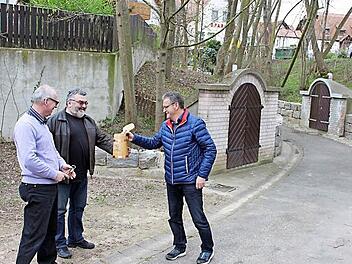 Die herrliche Kelleranlage inmitten der Ortschaft wurde in Zusammenarbeit von Gemeinde, Felsenkeller-freunden und Dorferneuerung saniert. Reinhold Teufel (rechts) lädt gerne zu einem kühlen Schluck ein. Im Bild mit Detlev Knapp (links) und Alfred Freudenthaler  Foto: Evi Seeger