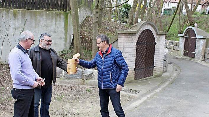Die herrliche Kelleranlage inmitten der Ortschaft wurde in Zusammenarbeit von Gemeinde, Felsenkeller-freunden und Dorferneuerung saniert. Reinhold Teufel (rechts) lädt gerne zu einem kühlen Schluck ein. Im Bild mit Detlev Knapp (links) und Alfred Freudenthaler  Foto: Evi Seeger