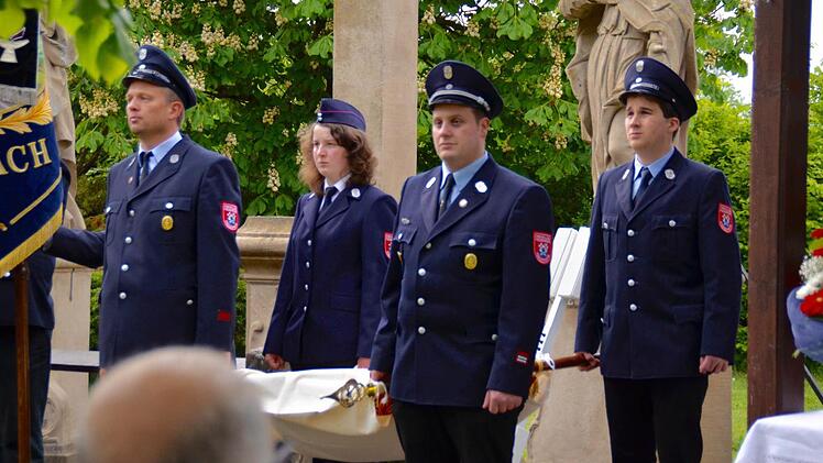 Gottesdienst an der Siebenschmerzkapelle: Die Fahnenabordnung der Patenwehren aus Stangenroth und Frauenroth hält die neue Standarte (von links): Mario Metz, Anna Kirchner, Markus Alles und Felix Kirchner.  Foto: Kathrin Kupka-Hahn