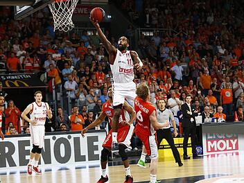 Brad Wanamaker zieht beim letzten Bamberger Angriff zum Korb und erzielt die siegbringenden Punkte für sein Team. Foto: Daniel Löb