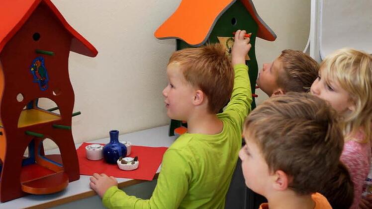 Genauestens wurden die neuen Vogelhäuschen inspiziert. Foto: Denise Burkhardt