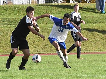 Das Engagement bleibt unbelohnt: Keine Punkte gab es für Anthony Brinkley und den FC 06 Bad Kissingen im Duell mit Vladimir Slintchenko (links) und den SV Euerbach/Kützberg. Foto: Hopf