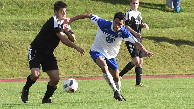 Das Engagement bleibt unbelohnt: Keine Punkte gab es für Anthony Brinkley und den FC 06 Bad Kissingen im Duell mit Vladimir Slintchenko (links) und den SV Euerbach/Kützberg. Foto: Hopf