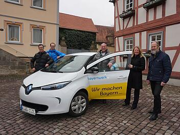 Die Stadt Bischofsheim hat ein E-Mobil getestet. Unser Bild zeigt Bürgermeister Georg Seiffert (Mitte) mit Bayernwerk Kommunalbetreuerin Christine Pfaff und Stadtbaumeister Christof Kirchner sowie den Verwaltungsmitarbeitern Daniel Manger und Dirk Franzke.  Foto: Marion Eckert