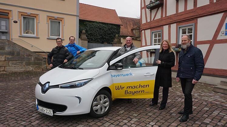 Die Stadt Bischofsheim hat ein E-Mobil getestet. Unser Bild zeigt Bürgermeister Georg Seiffert (Mitte) mit Bayernwerk Kommunalbetreuerin Christine Pfaff und Stadtbaumeister Christof Kirchner sowie den Verwaltungsmitarbeitern Daniel Manger und Dirk Franzke.  Foto: Marion Eckert