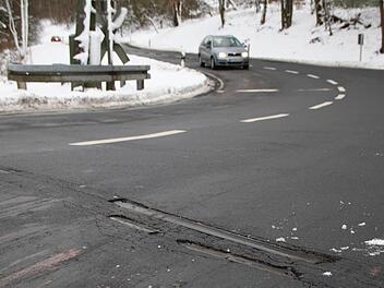 Der Bahnübergang bei Römershag liegt in einer engen Kurve. Die Stelle ist gefährlich - nicht zuletzt, weil der Asphalt über den Schienen zum Teil weggebrochen ist. Foto: Ulrike Müller