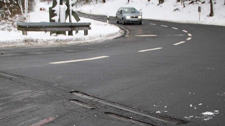 Der Bahnübergang bei Römershag liegt in einer engen Kurve. Die Stelle ist gefährlich - nicht zuletzt, weil der Asphalt über den Schienen zum Teil weggebrochen ist. Foto: Ulrike Müller