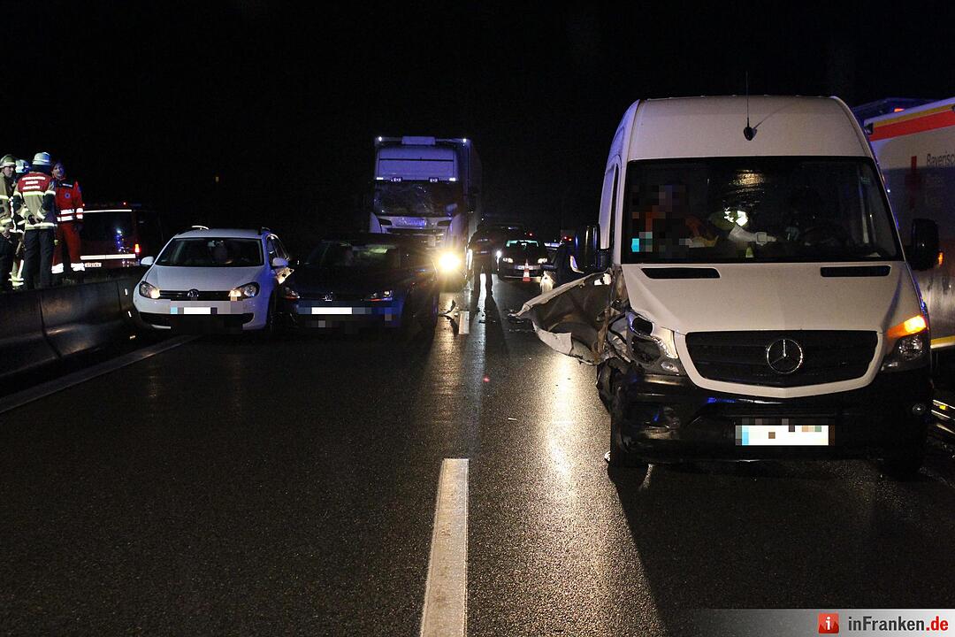 Unfall legt Verkehr auf A9 bei Bayreuth lahm - Sieben Fahrzeuge an Verkehrsunfall im Baustellenbereich beteiligt – glücklicherweise nur ein Leichtverletzter
