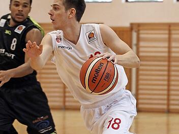 Der G&uuml;&szlig;bacher Heinrich Ueberall zieht zum Korb. Foto: sportpress