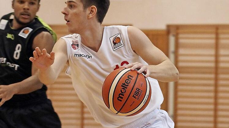 Der G&uuml;&szlig;bacher Heinrich Ueberall zieht zum Korb. Foto: sportpress