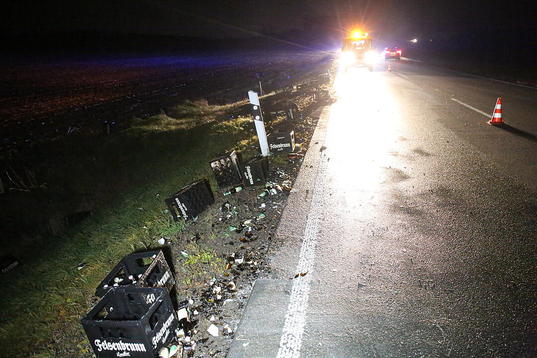 Oberfranken: Bierlaster verliert Ladung auf B173