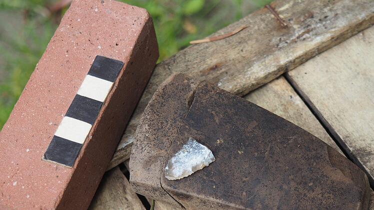 Archäologische Fundstücke aus Münnerstadt: steinzeitliche Werkzeuge wie  Beilklinge und kleine Feuersteinklinge .O.Specht