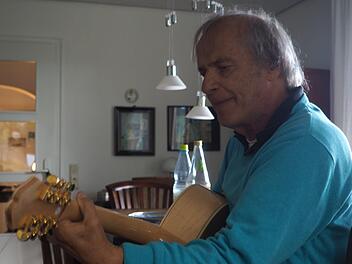 Die Musik aus dem Jahr 1968 gef&auml;llt Joachim Kortner noch immer. Anderes wie freie Liebe und Drogen sieht er jedoch kritisch. Foto: Theresa Schiffl.