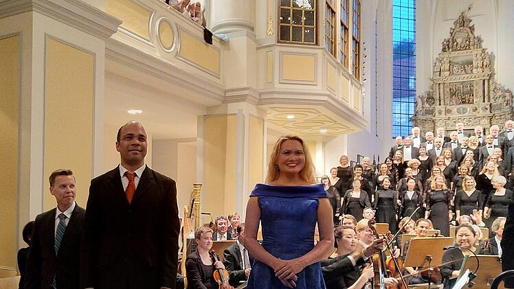 Reichlich Applaus gab es für das Sinfoniekonzert, das die Royal Choral Society unter Leitung von Richard Cooke gemeinsam mit dem Chor und dem Philhamronischen Orchester des Landestheaters Coburg in der Morizkirche gestaltete.Foto: Jochen Berger