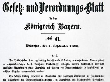Von 1883 bis 1968 war per Gesetz die Bekenntnisschule als Regelschule festgelegt - bis auf wenige Jahre in der Weimarer Republik und im Dritten Reich. Auszug aus dem Gesetzesblatt von 1883  Repros: Franze