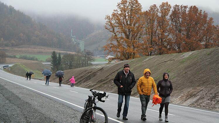 Viele Stadtsteinacher nutzten die Gelegenheit, um die neue Umgehung zu Fuß oder mit Roller und Fahrrad zu erkunden.