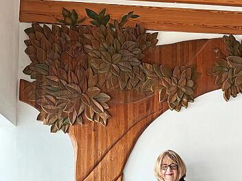 Der „Lebensbaum“ im ehemaligen Krankenhaus in Hofheim wird umgepflanzt. Unser Bild zeigt das Holzrelief mit der Künstlerin Anne-Marie Reiser-Mayerweissflog.