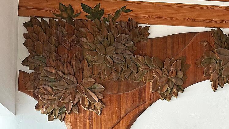 Der „Lebensbaum“ im ehemaligen Krankenhaus in Hofheim wird umgepflanzt. Unser Bild zeigt das Holzrelief mit der Künstlerin Anne-Marie Reiser-Mayerweissflog.