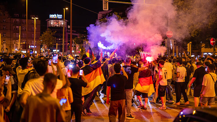 Autokorso, Pyrotechnik und Jubel: Fans feiern WM-Sieg der Deutschen in N&uuml;rnberg