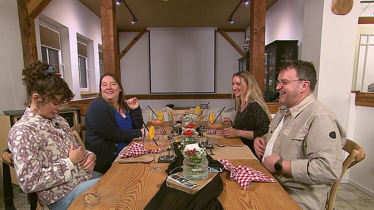 Nicht nur Julia (l.) ist ganz sch&ouml;n satt: An Tag 3 in Koblenz trifft sich die "Dinner"-Runde bei Kevin (35).