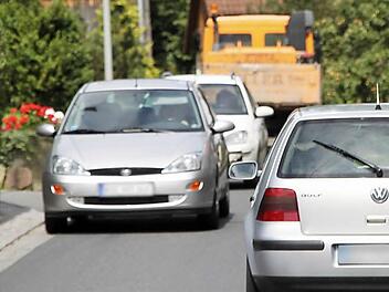 Enge Straße, viel   Verkehr: Auf der Döllnitzer Ortsdurchfahrt kommt es oft zu     verzwickten   Situationen.  Foto: Alexander Hartmann