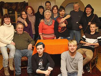 Die Theatergruppe mit den Darstellern "Urlaub auf Balkonien" mit (hintere Reihe von links) Eva Genslein, Magda Stöhr, Martina Freisinger, Adelheid Heckelmann, Klaus Klemm, Tanja Wissendheit, Rainer Pankratz, Arnold Kirchner und Roland Gehring.Vorne sitzend von links Regisseurin Marieanne Baum, Bobby-Joe Undiener, Justina Gehring, Marc Veen und Thomas Klemm. Foto: Günther Geiling