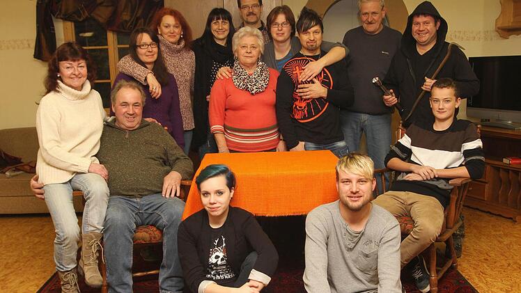 Die Theatergruppe mit den Darstellern "Urlaub auf Balkonien" mit (hintere Reihe von links) Eva Genslein, Magda Stöhr, Martina Freisinger, Adelheid Heckelmann, Klaus Klemm, Tanja Wissendheit, Rainer Pankratz, Arnold Kirchner und Roland Gehring.Vorne sitzend von links Regisseurin Marieanne Baum, Bobby-Joe Undiener, Justina Gehring, Marc Veen und Thomas Klemm. Foto: Günther Geiling