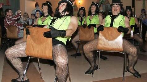 Netzstrümpfe, knappe Hot Pants und blitzende BH-Spitzen gab es bei der Vorführung des TSV-Männerballetts zu sehen.