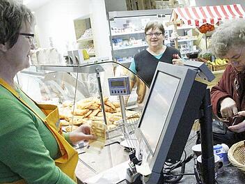 An der Kasse herrscht keine Hektik. "Die Kunden sind sehr verständnisvoll. Auf die ,Laderer' ist eben Verlass", findet Matthias Brietz.   Fotos: Josef Hofbauer