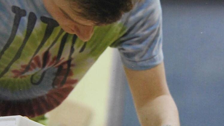 Toni Pöhlmann werkelt mit Feuereifer und "zimmert" sein Xylo-Buch. Auch handwerklich sind die Holzbücher anspruchsvoll.