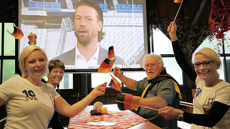 Während Ela und Mike Reisemann (hinten) die Deutschen anfeuern, fiebern ihre Mitarbeiterinnen (vorne) mit den Slowaken mit.  Foto: Sarah Stieranka