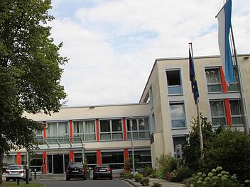 Haupteingang der Klinik Hartwald: Die Deutsche Rentenversicherung Bund hat ihre Personalwohnhäuser verkauft und stellte den Antrag, eine weitere Fläche vom Sondergebiet Kur zu befreien. Foto: Ulrike Müller/Archiv