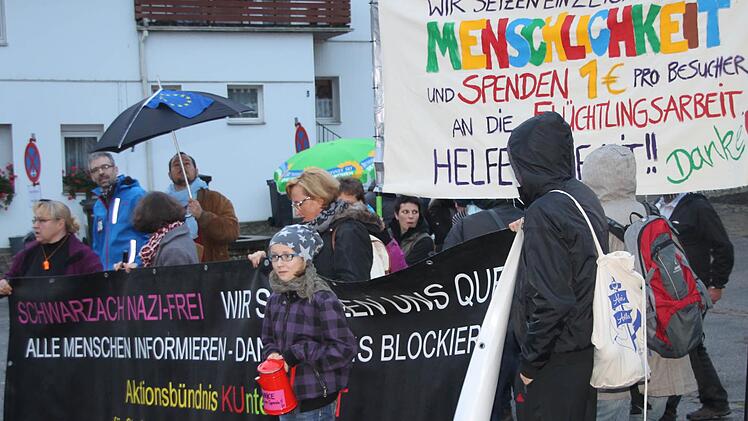 Mit Transparenten und Trillerpfeifen demonstrierten 200 AfD-Gegner friedlich vor dem Neudrossenfelder Bräuwerck. Foto: Stephan Tiroch