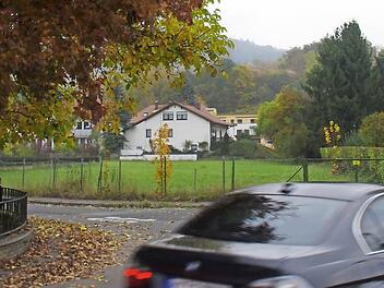 Der Verkehr und die Parkplatzproblematik im Ziegelwinkel haben in den vergangenen Jahren zugenommen, weil viele neue Wohnhäuser entstanden sind. Deshalb wird eine in den 1950er Jahren angedachte Querspange (etwa im Bereich der Hecke rechts) von zahlreichen Anwohnern gefordert. Diese Forderung stößt aber auch auf Widerstand. Foto: Marco Meißner