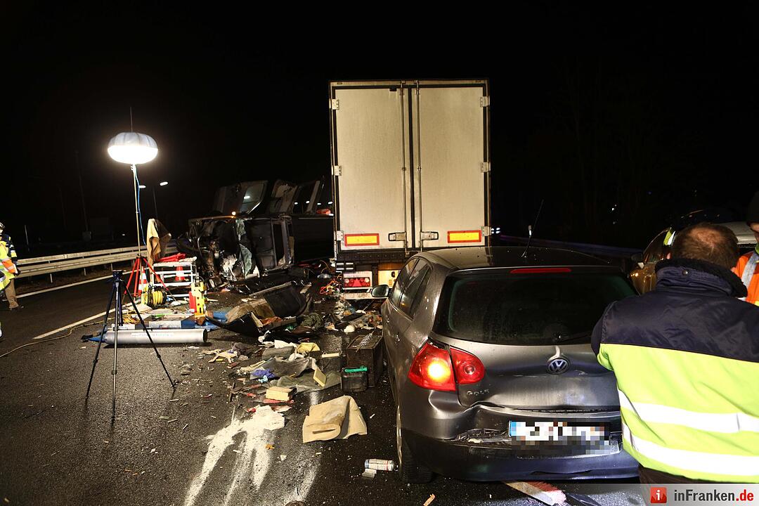 Kleintransporter prallt auf A9 auf Stauende – Ein Toter, ein Schwerverletzter