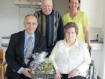 Unser Bild zeigt (sitzend von links) Bürgermeister Franz Uome und die Jubilarin Barbara Müller sowie (hinten, stehend von links) Ehemann Robert Müller und Rosi Burger vom Senioren- und Pflegeheim.  Foto: Wulf
