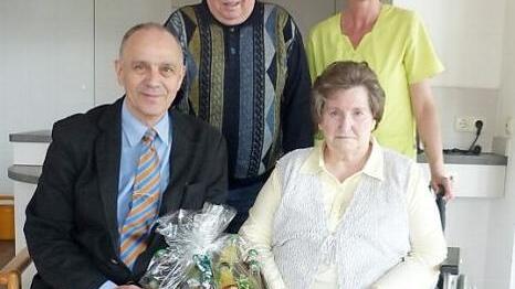 Unser Bild zeigt (sitzend von links) Bürgermeister Franz Uome und die Jubilarin Barbara Müller sowie (hinten, stehend von links) Ehemann Robert Müller und Rosi Burger vom Senioren- und Pflegeheim.  Foto: Wulf