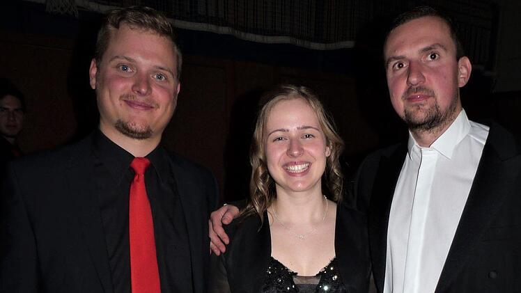Die Freude ist der Anspannung gewichen: Von links die Dirigenten Benjamin Schuberth, Theresa Motschmann und Peter Weiß. Foto: Werner Reißaus