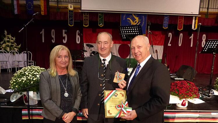 Die beiden Bürgermeister Gyöngyi P. Revay (von links) und Adam Brandhuber zeichneten Michael Laaber  mit der  Ehrenmedaille aus. Foto: Klaus-Peter Wulf