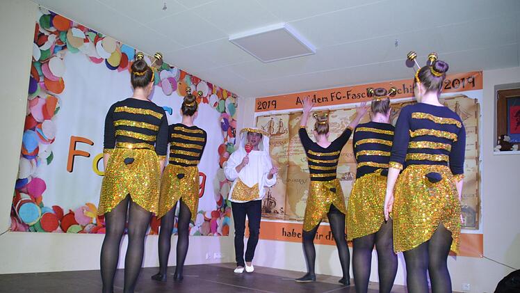 Bienen mit Imker. Foto: Annette Warmuth