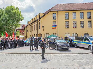 Kundgebung unter Ausschluss der Öffentlichkeit: Die Polizei muss einen Infostand des rechtsextremen "Dritten Wegs" (zwischen den Polizeifahrzeugen) und die Gegendemonstranten, auseinanderhalten. Kurz zuvor waren die Emotionen hochgekocht.Foto: Roland Sauer