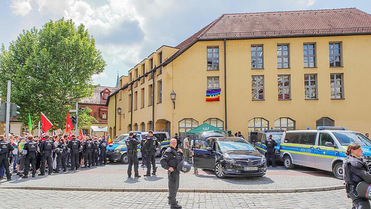 Kundgebung unter Ausschluss der Öffentlichkeit: Die Polizei muss einen Infostand des rechtsextremen "Dritten Wegs" (zwischen den Polizeifahrzeugen) und die Gegendemonstranten, auseinanderhalten. Kurz zuvor waren die Emotionen hochgekocht.Foto: Roland Sauer