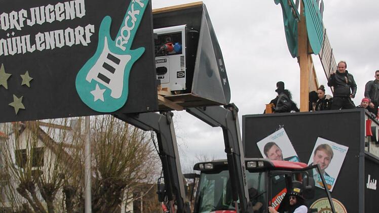 Mit diesem Wagen überraschte die Mühlendorfer Dorfjugend beim Umzug in StegaurachRüdiger Klein