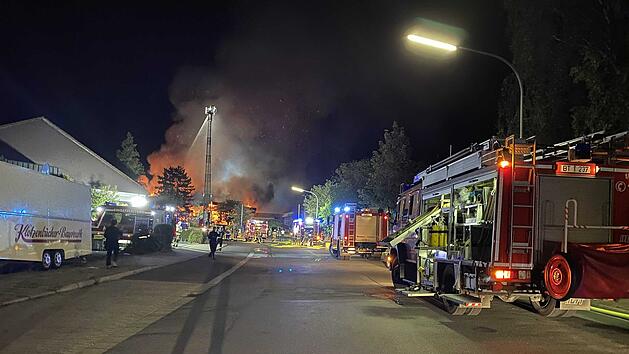 Dachstuhl der Werkstatt für Behinderte steht in Vollbrand