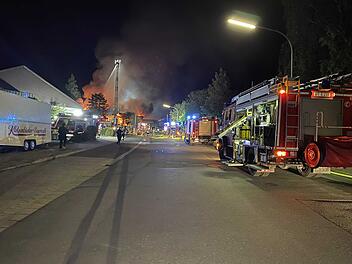 Dachstuhl der Werkstatt für Behinderte steht in Vollbrand